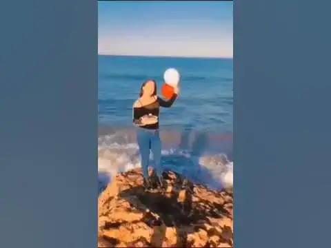 Video thumbnail for يحدث في تونس : فتاة تحتفل بطلاقها مع عائلتها. "زغرطولي راني إطلاقه"..