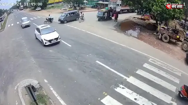 'Video thumbnail for CCTV वीडियो देखकर अनुमान लगाएं कि ऐसे हादसों का कारण कौन हैं ?'