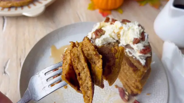 Video thumbnail for Pumpkin Spice Oat Pancakes