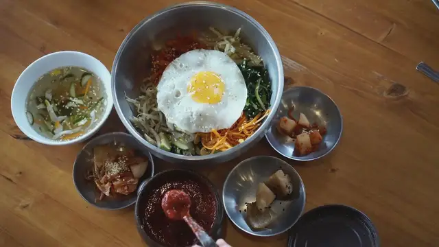 Video thumbnail for Korean Bibimbap Recipe
