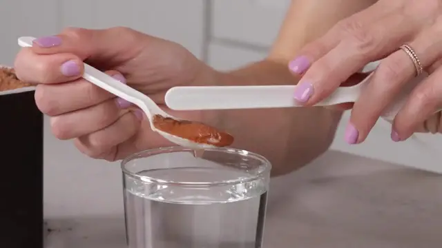 'Video thumbnail for Emily_s Science Lab - Waterproof Cocoa Experiment - Science Experiment for Kids(720P_HD)'