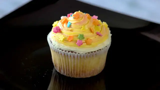 Video thumbnail for Orange and Cream Cupcake Delight