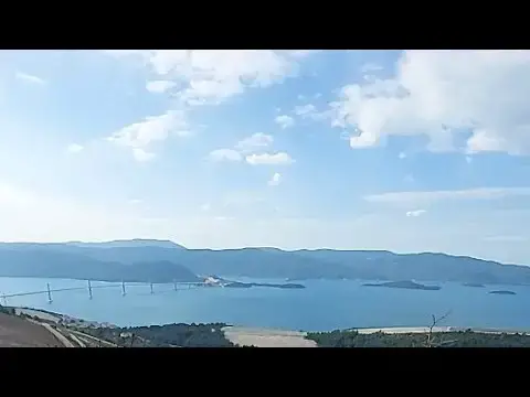 Video thumbnail for Pogled na vinograde vinarije RIZMAN i Pelješki most