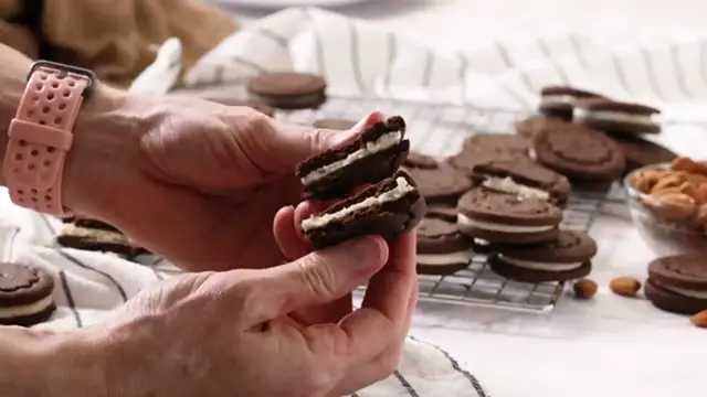 'Video thumbnail for EASY Homemade Gluten-Free & Vegan Oreo Cookies Recipe (360p_30fps_H264-96kbit_AAC)'