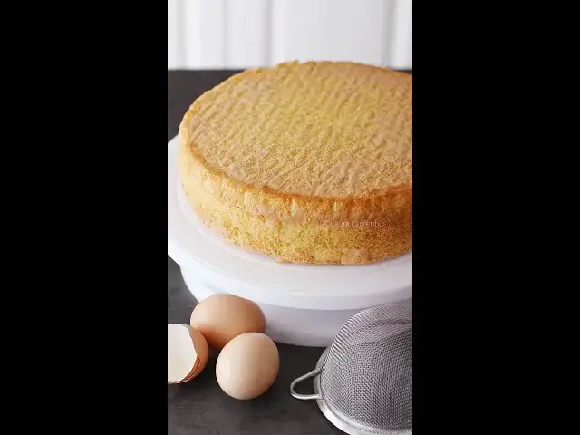 'Video thumbnail for Blat de tort simplu  fără praf de copt, pandișpan clasic cu vanilie, rețetă simplă | Laura Laurențiu'