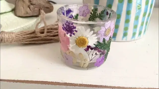 Video thumbnail for Como colar enfeites  com parafina para decorar velas e vidros