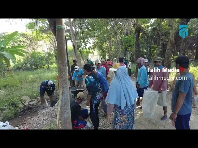 'Video thumbnail for Warga Dusun Julung Galang Dana dan Gotong Royong Aspal Jalan Sepanjang 700 Meter'