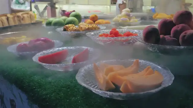 Video thumbnail for What Happens If You Eat Only Fruits for 7 Days?