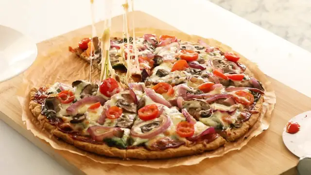 'Video thumbnail for EASY High-Protein Low-Carb BBQ Chicken Crust Pizza (1080p_24fps_H264-128kbit_AAC)'