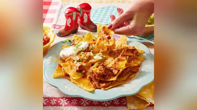 Video thumbnail for chicken nachos recipe