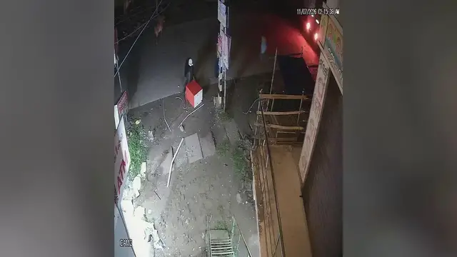 Video thumbnail for India: Robbers drag ATM away with SUV, escape with cash during daring midnight heist.