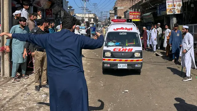 Video thumbnail for School roof collapse in Pakistan's Peshawar kills at least 29