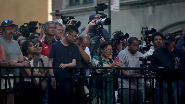 Video thumbnail for US: Final Manhattanhenge sunset of 2026 draws crowds in New York.