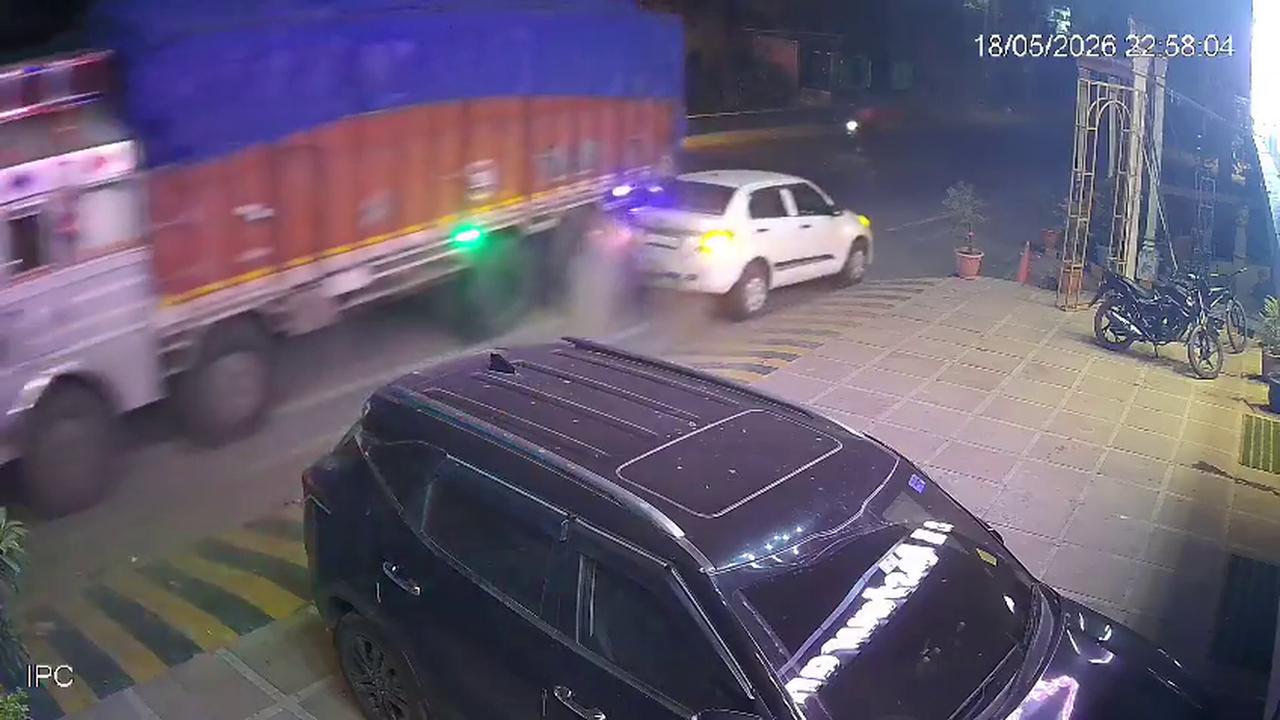 Video thumbnail for India: In Jaunpur, a truck driver shifted into reverse gear. Fortunately, no one was caught in its path.