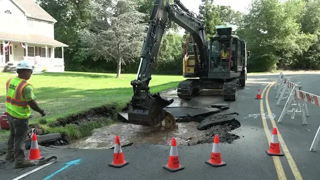 Video thumbnail for Crews work to repair water main breaks in Stratford