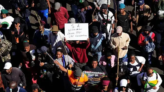 Video thumbnail for Protesters in South Africa pull undocumented foreigners from their homes