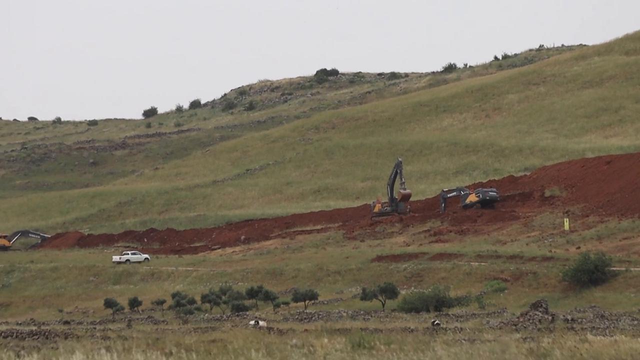 Video thumbnail for Syria: Israeli army continues construction of 'Sofa 53' line on Syrian border.