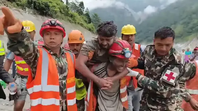 Video thumbnail for Two men rescued from mud-covered tunnel nine days after Nepal floods 2/2.