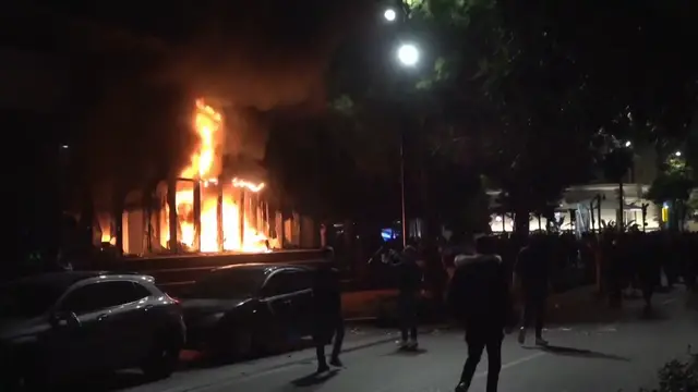 Video thumbnail for Albanian Ministry of Justice on fire as education protesters riot