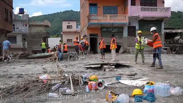 Video thumbnail for Nepal: Recovery efforts continue in Nepal's Nuwakot as flood death toll rises to 1,050.
