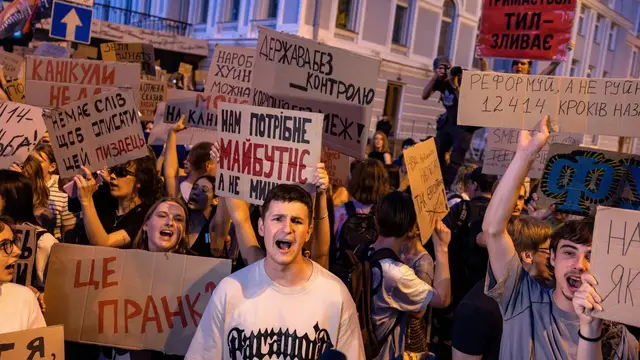 'Video thumbnail for Ukraine parliament reverses bill on anti-corruption agencies amid crisis'