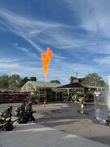 Video thumbnail for Crews light controlled burn to clean up gas leak at Bellmore filling station