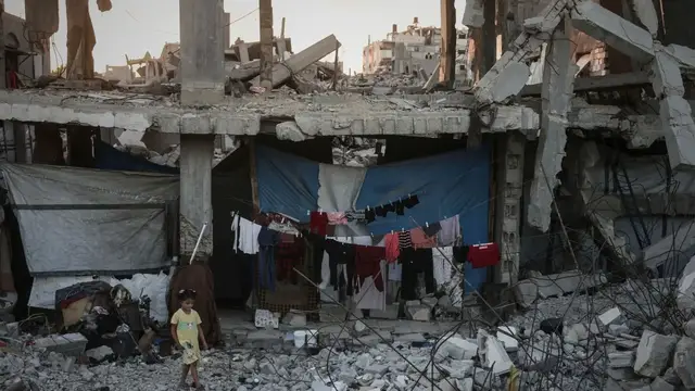 Video thumbnail for UN aid in Gaza squeezed as Israel restricts access and movement