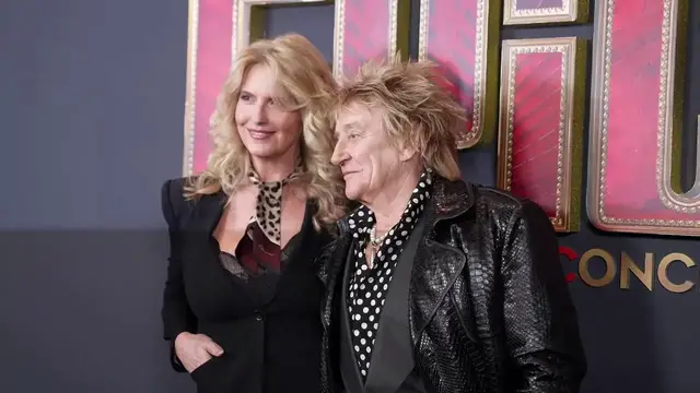 Video thumbnail for UNCAPTIONED; Rod Stewart stops concert to use oxygen tank.