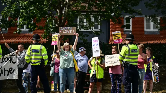'Video thumbnail for Anti-refugee protesters in the UK rally against hotels for asylum seekers'