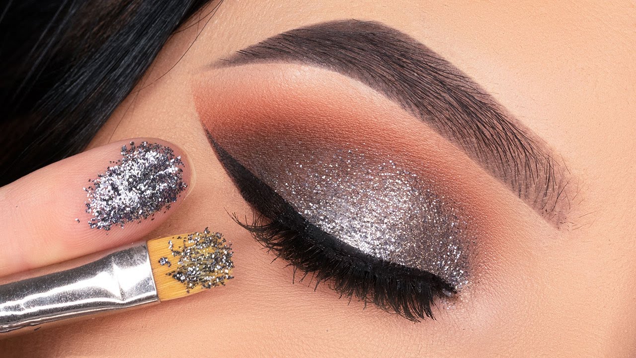 Video thumbnail for DO'S AND DON'TS: Best Way To Apply Pressed Glitter On Eye