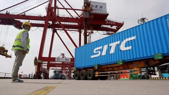 Video thumbnail for China hits 2025 GDP target, but households remain cautious