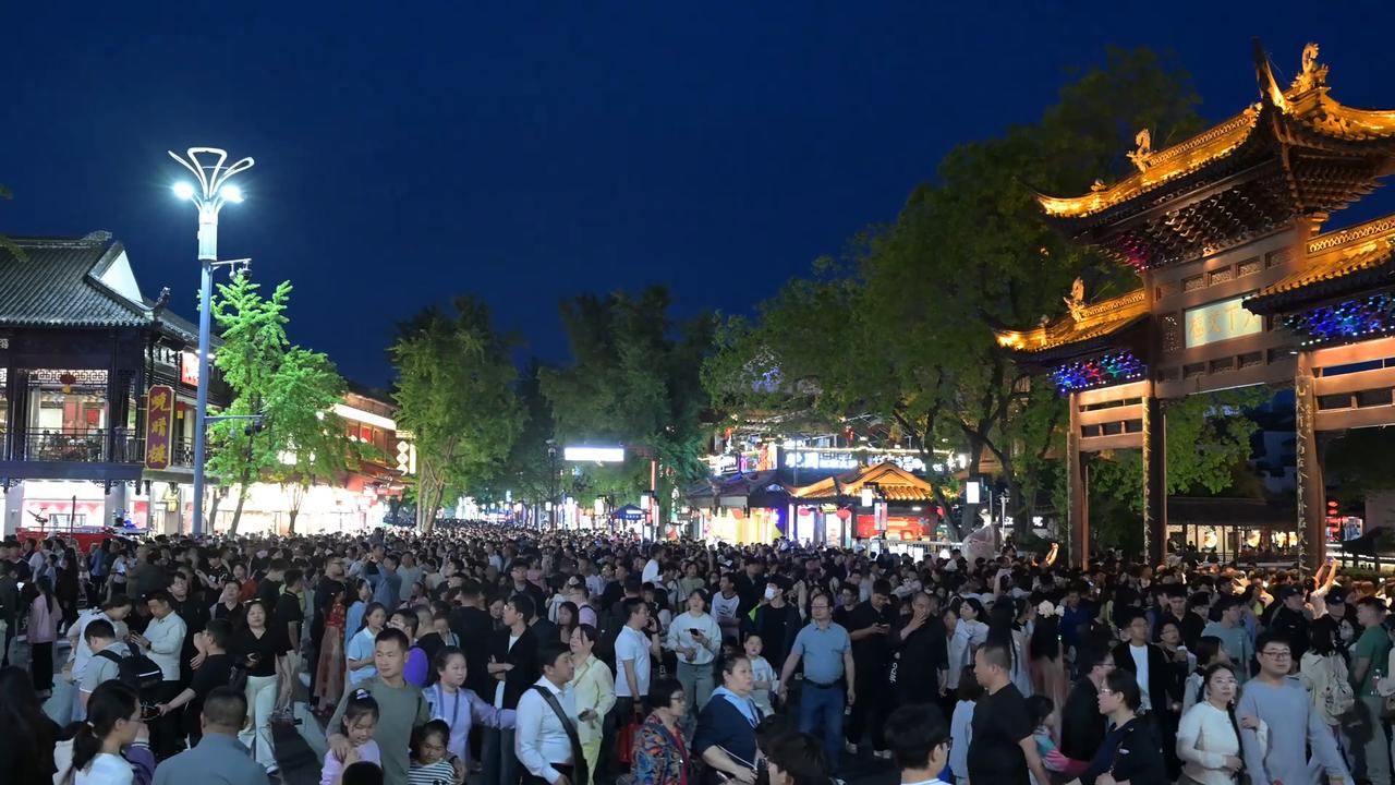 Video thumbnail for China: May Day Holiday Tour in Nanjing.