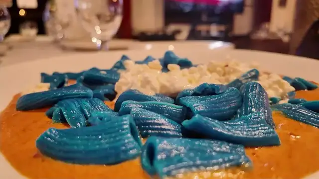 Video thumbnail for Williamsburg restaurant serves up Knicks-themed dish to celebrate championship team