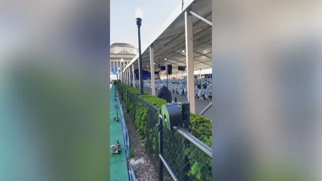 Video thumbnail for Columbia students heckle acting university president at graduation