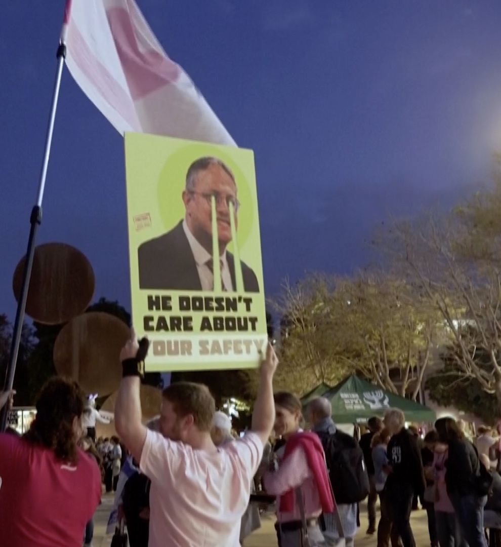 Video thumbnail for 'We're addicted to war': Israeli protesters demand end to conflicts