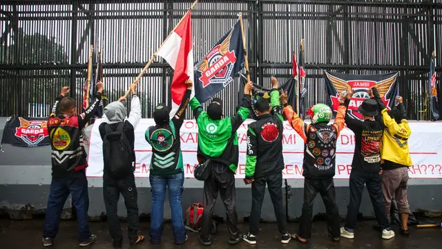'Video thumbnail for Online motorcycle taxi, delivery drivers protest in Jakarta for fair pay, protections'