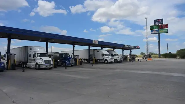 Video thumbnail for US: Border businesses fear losses after USMCA trade pact not renewed.