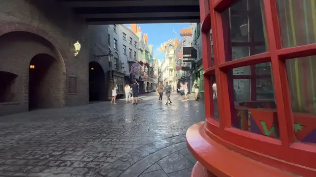 Video thumbnail for Diagon Alley Ambiance, Dragon Eats The Moon - Wizarding World of Harry Potter