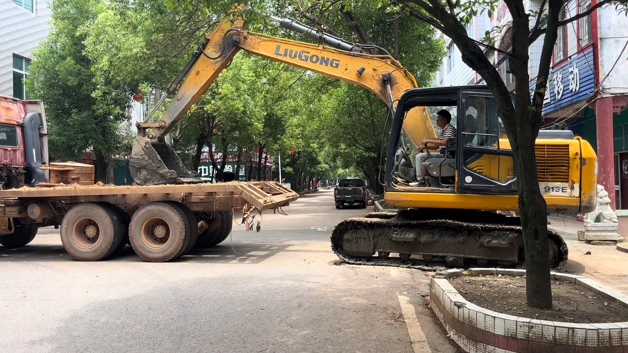 Video thumbnail for Epic Excavator Loading Challenge in Jiangxi!