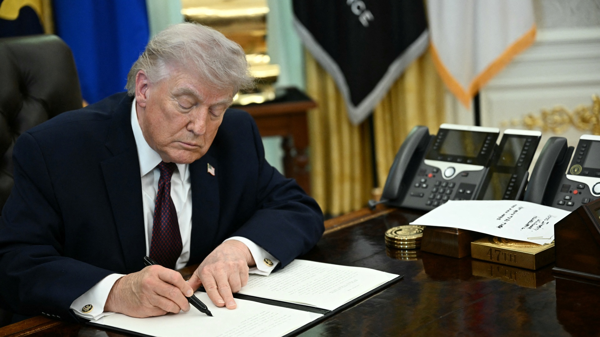 Video thumbnail for DOJ says presidential records law is unconstitutional, Trump not bound