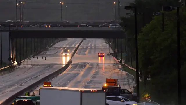 Video thumbnail for Canada: Highway in Toronto closed after flooding.