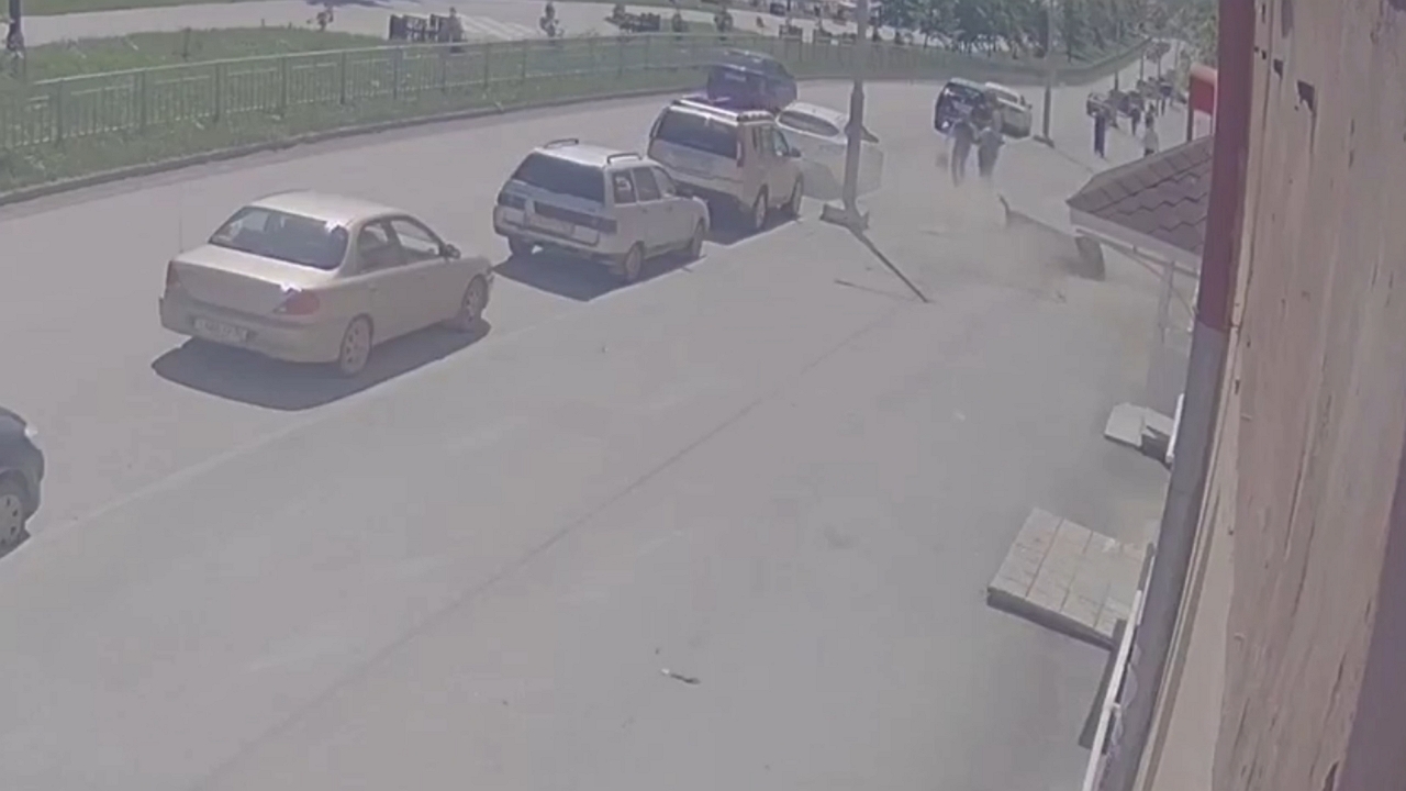 Video thumbnail for Close Call: Pedestrians Escape Falling Roof in Russia