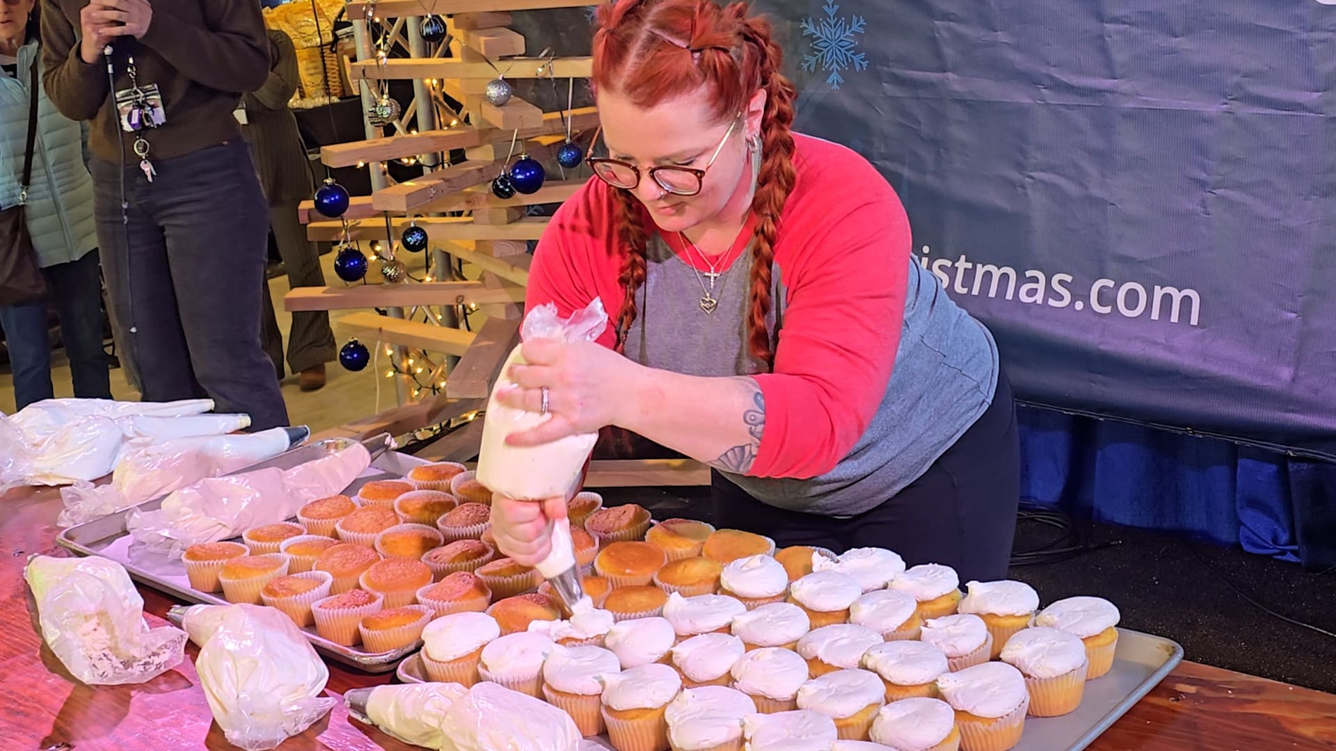 Video thumbnail for Carrie Shelley sets cupcake icing world record