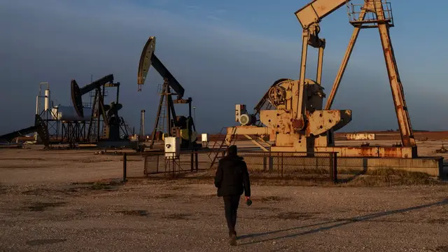 Video thumbnail for Reviving Syria's oil industry: Widespread damage found on facilities in north east