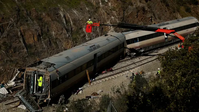 Video thumbnail for Spain searches for remains of victims from deadly train crash
