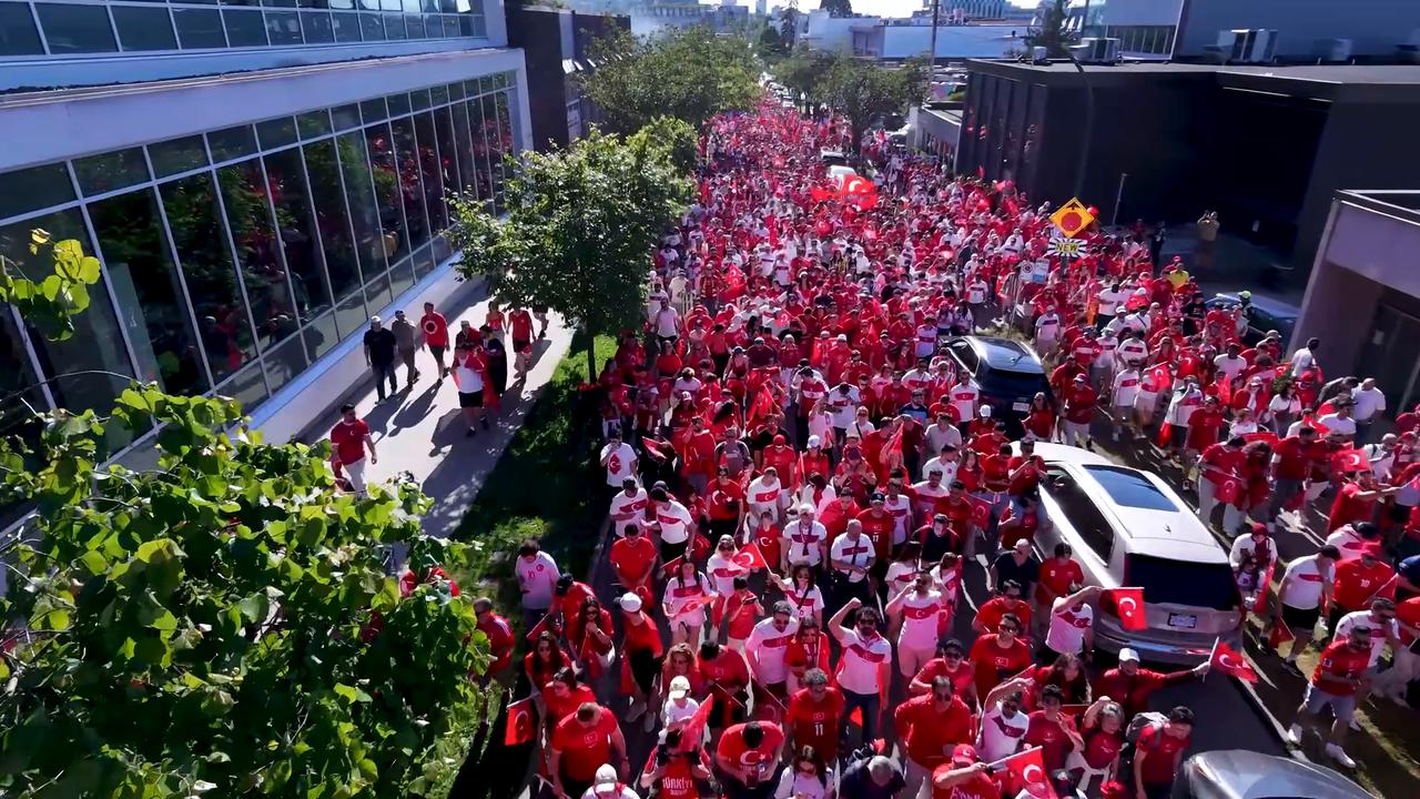Video thumbnail for Canada: DRONE - Türkiye supporters march to stadium ahead of World Cup match against Australia.