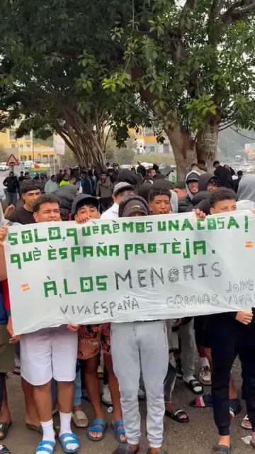 Video thumbnail for Migrant children protest after police clear beach camp in Ceuta