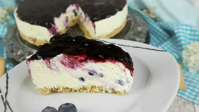 'Video thumbnail for Fruchtige Heidelbeer-Sahnetorte ohne Backen _ No Bake Cheescake mit Heidelbeeren_Schnelle & Lecker!'