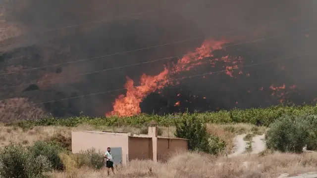 Video thumbnail for Ten people missing amid Spanish wildfires