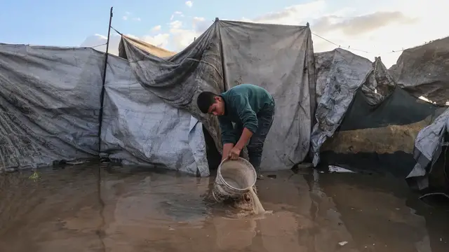 Video thumbnail for Palestinians suffer flooded tents and debris as cold and rain lash Gaza